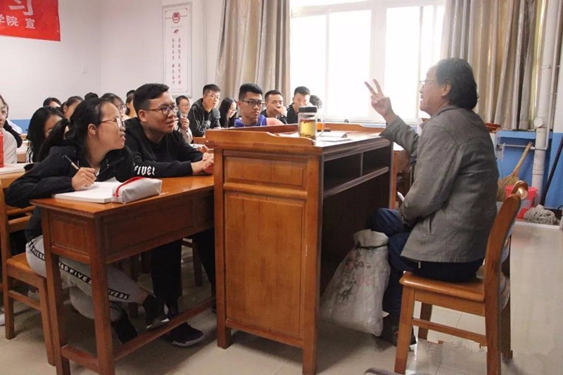 点赞!渭师院:轮椅上的三尺讲台,指尖上的谆谆教导